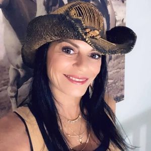 Meet your Posher, Eleonora